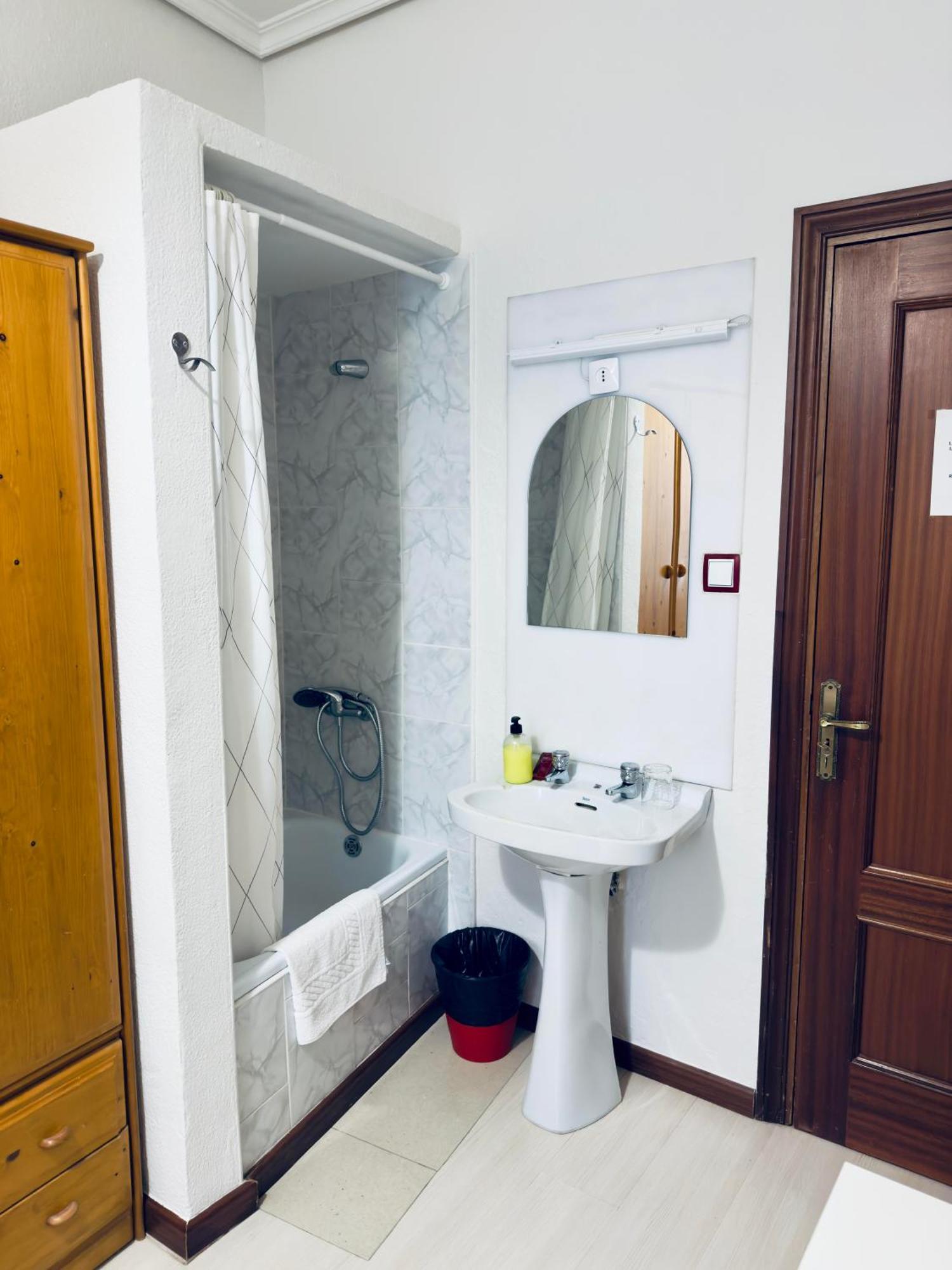 Hostal Conde De Alba Madrid Eksteriør billede